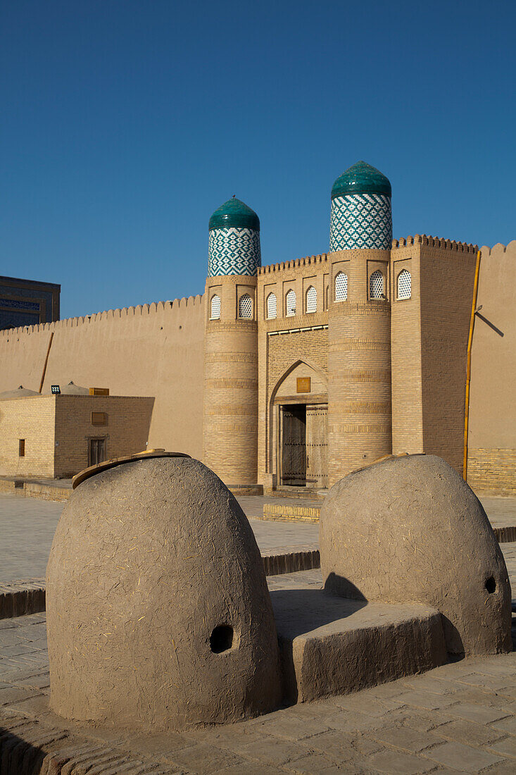 Öfen im Vordergrund, Eingangstor im Hintergrund, Kunya Ark Zitadelle, Ichon Qala (Itchan Kala), UNESCO-Welterbe, Chiwa, Usbekistan, Zentralasien, Asien