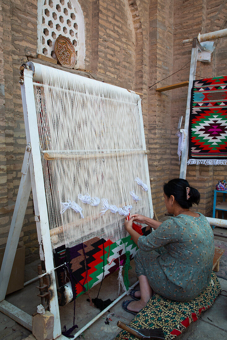 Frau beim Weben, Werkstatt für Kelimweberei, Ichon Qala (Itchan Kala), UNESCO-Weltkulturerbe, Chiwa, Usbekistan, Zentralasien, Asien