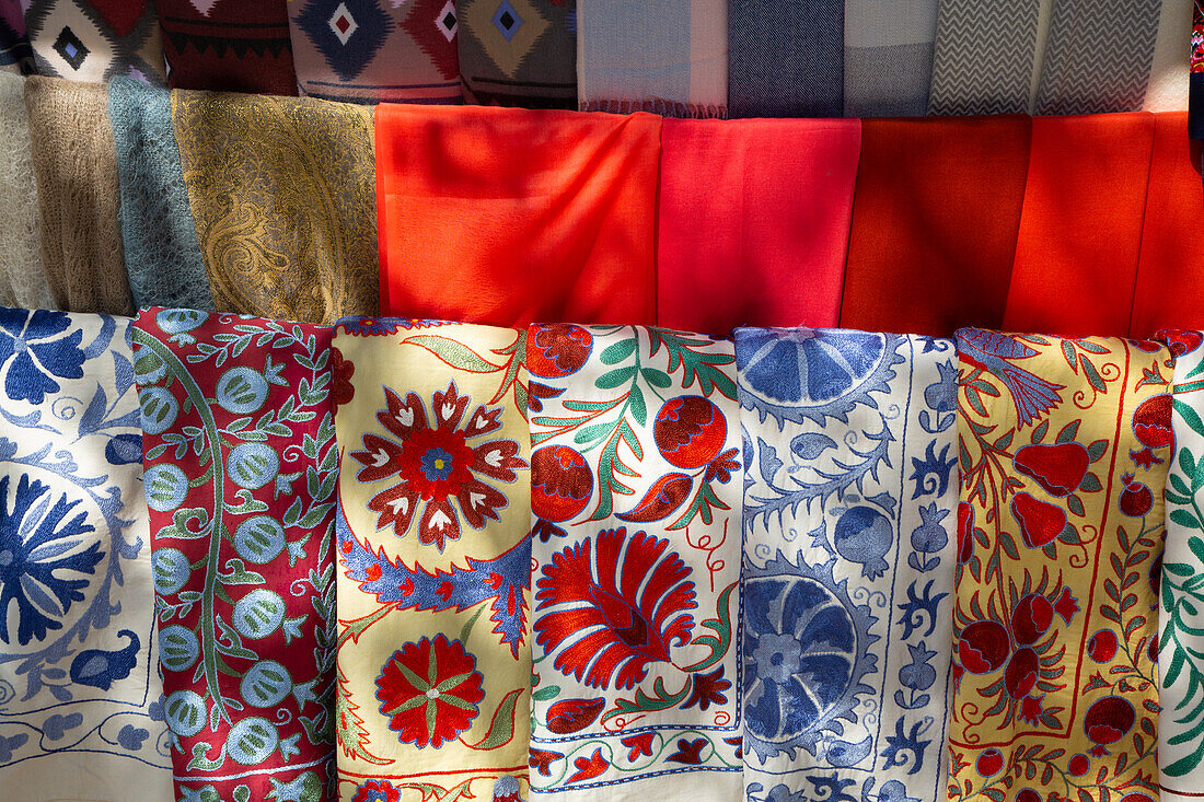 Textilien zu verkaufen, Ichon Qala, UNESCO-Welterbe, Chiwa, Usbekistan, Zentralasien, Asien