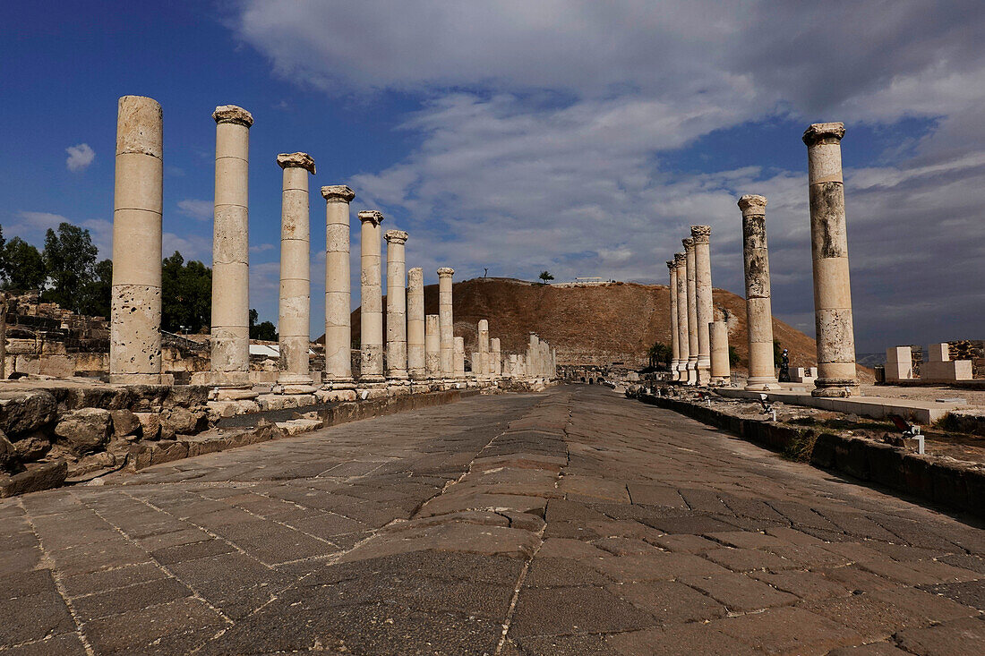 The ruins of the ancient Roman and Byzantine city of Bet She'an, Bet She'an National Park, Israel, Middle East