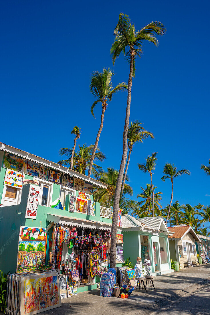 Blick auf bunte Geschäfte am Bavaro Beach, Punta Cana, Dominikanische Republik, Westindische Inseln, Karibik, Mittelamerika