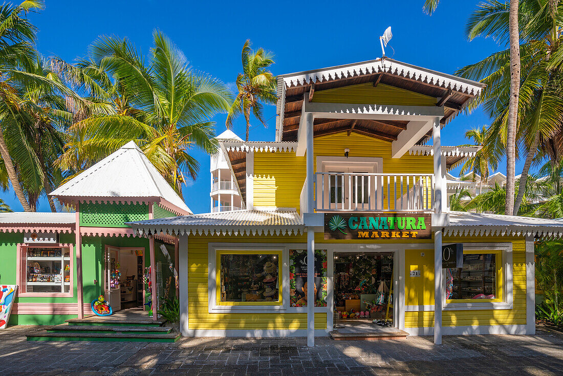 Blick auf bunte Geschäfte am Bavaro Beach, Punta Cana, Dominikanische Republik, Westindische Inseln, Karibik, Mittelamerika