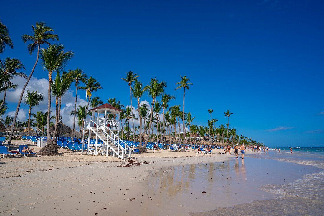 Blick auf Rettungsschwimmerturm und Palmen am Bavaro Beach, Punta Cana, Dominikanische Republik, Westindische Inseln, Karibik, Mittelamerika