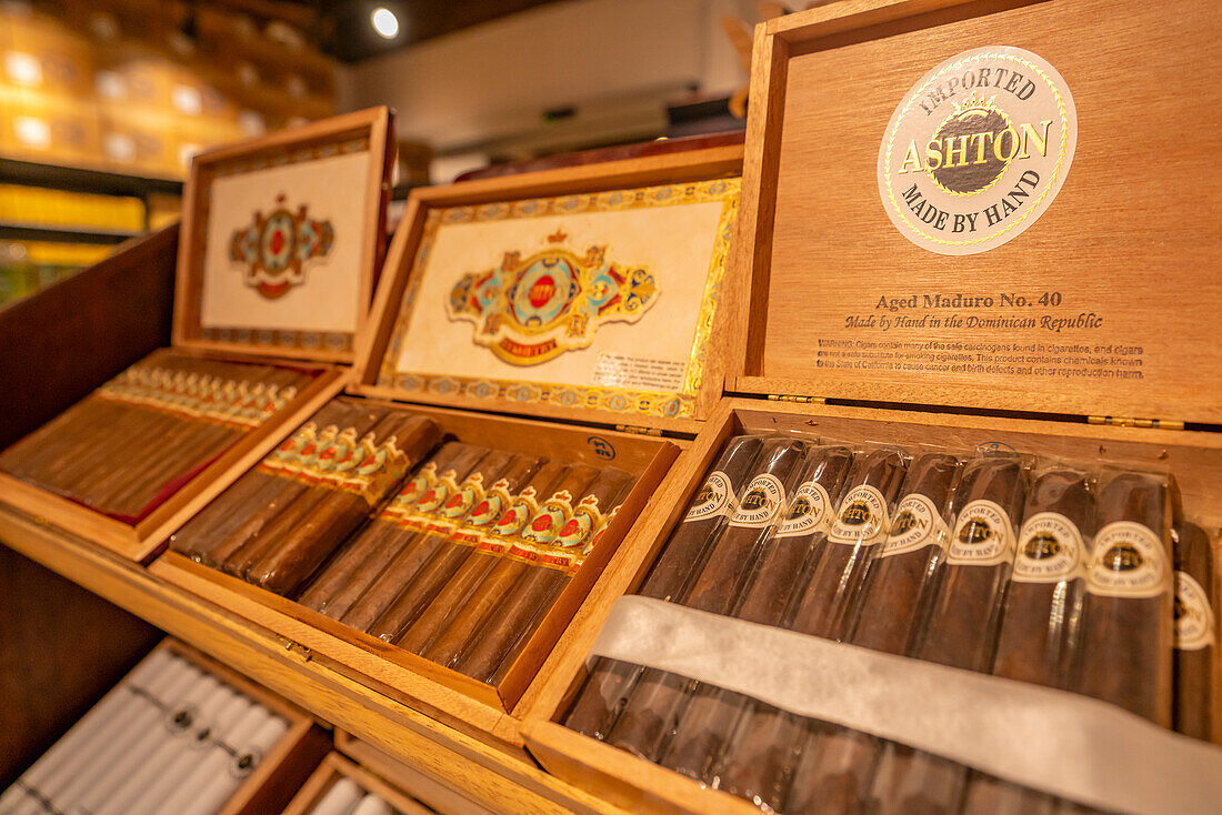 Zigarrenschachteln in einem Geschäft bei Santo Domingo, Dominikanische Republik, Westindien, Karibik, Mittelamerika