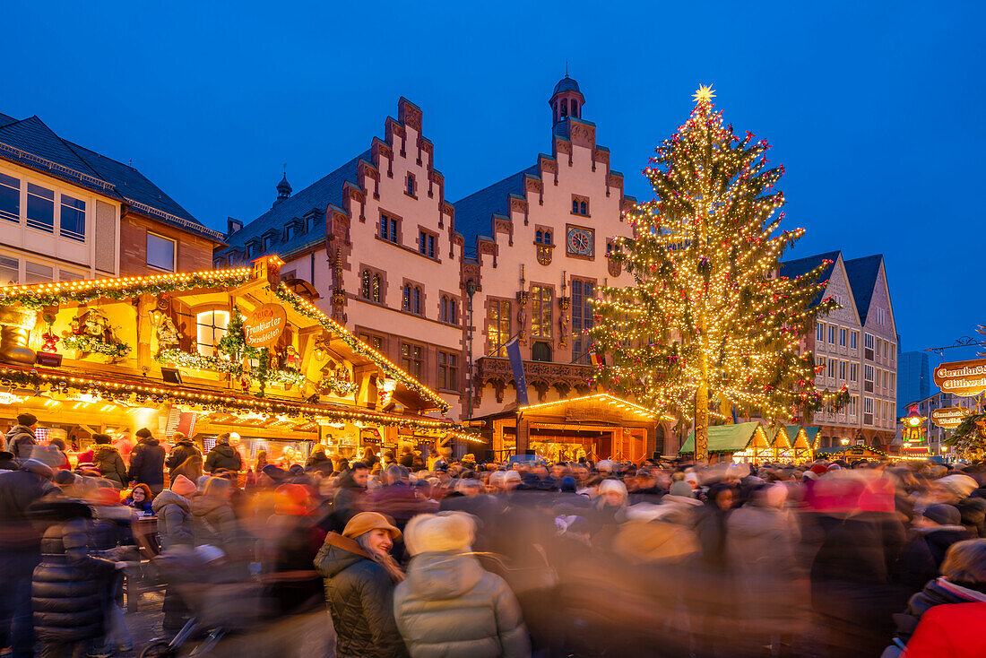 Blick auf den Weihnachtsmarkt auf dem Römerbergplatz in der Abenddämmerung, Frankfurt am Main, Hessen, Deutschland, Europa