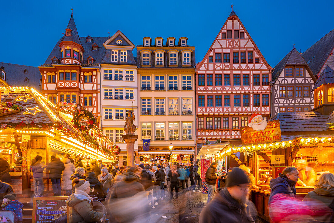 Blick auf den Weihnachtsmarkt auf dem Römerbergplatz in der Abenddämmerung, Frankfurt am Main, Hessen, Deutschland, Europa