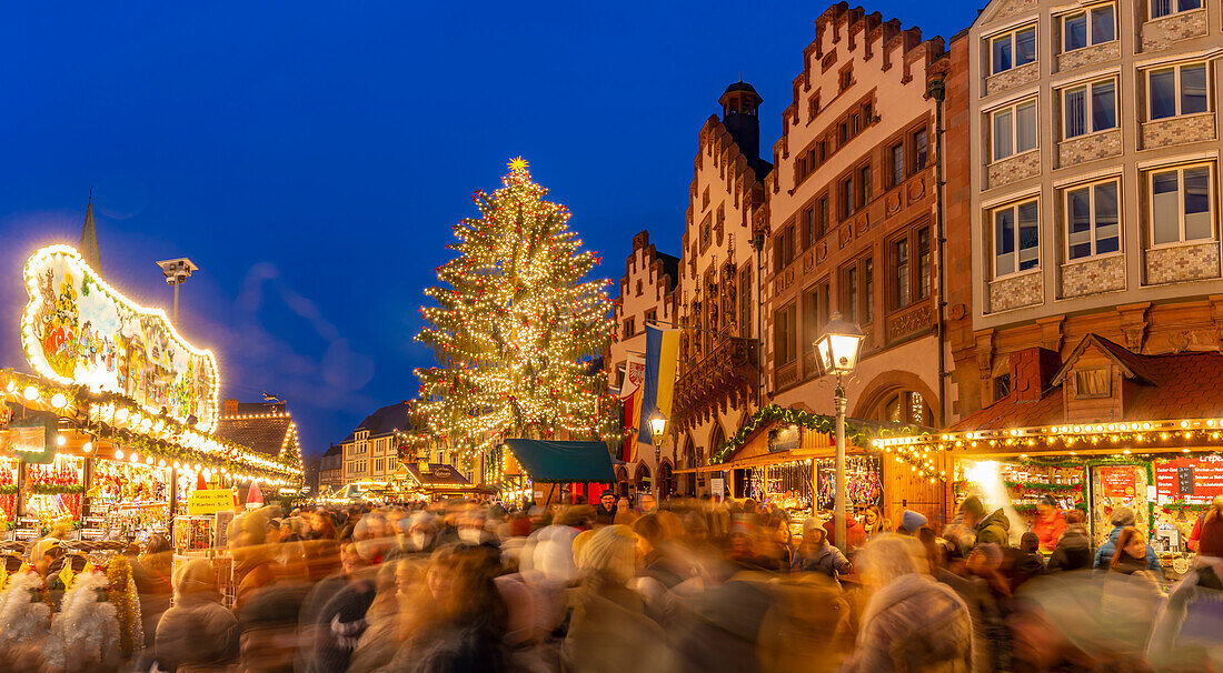 Blick auf den Weihnachtsmarkt auf dem Römerbergplatz in der Abenddämmerung, Frankfurt am Main, Hessen, Deutschland, Europa