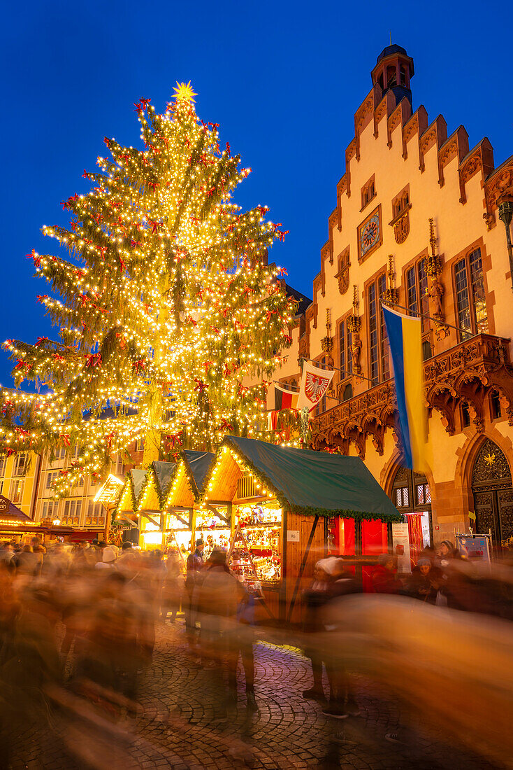 Blick auf den Weihnachtsmarkt auf dem Römerbergplatz in der Abenddämmerung, Frankfurt am Main, Hessen, Deutschland, Europa