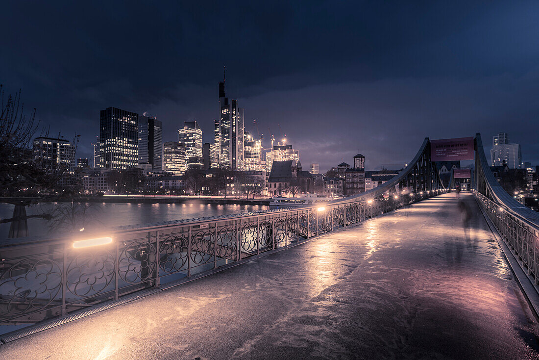 Blick von der Eiserner-Steg-Brücke und dem Main auf die Skyline in der Morgendämmerung, Frankfurt am Main, Hessen, Deutschland, Europa