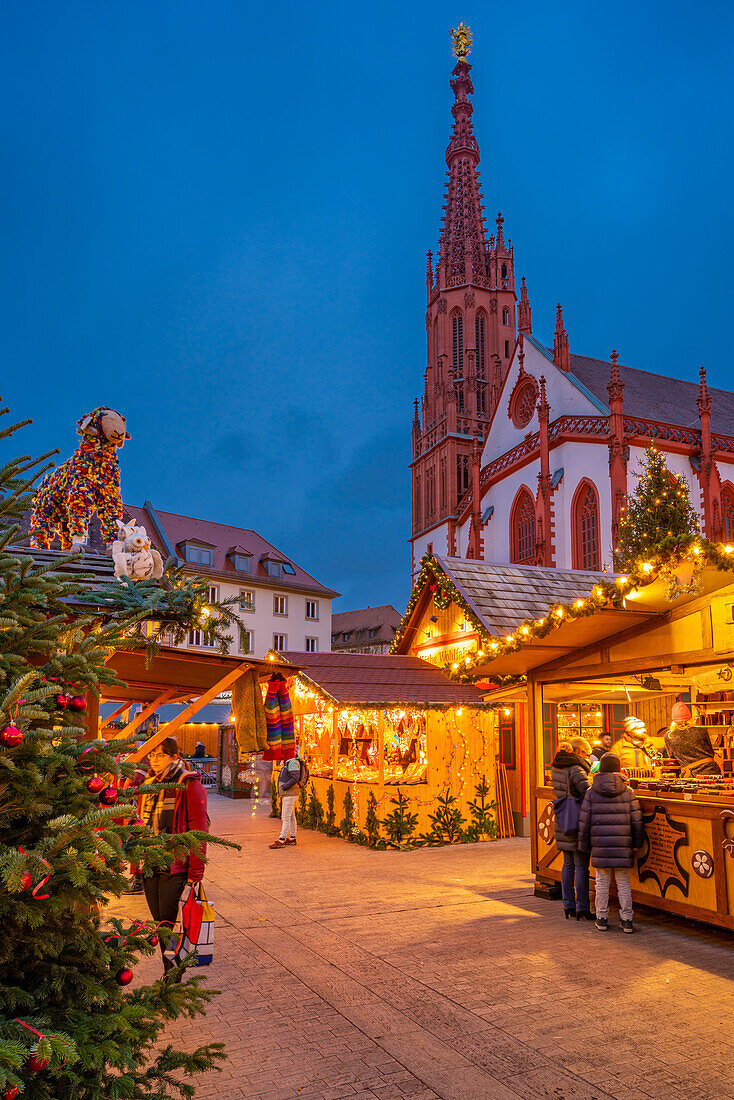 Blick auf den Weihnachtsmarkt und Maria Chappel am Marktplatz, Würzburg, Bayern, Deutschland, Europa