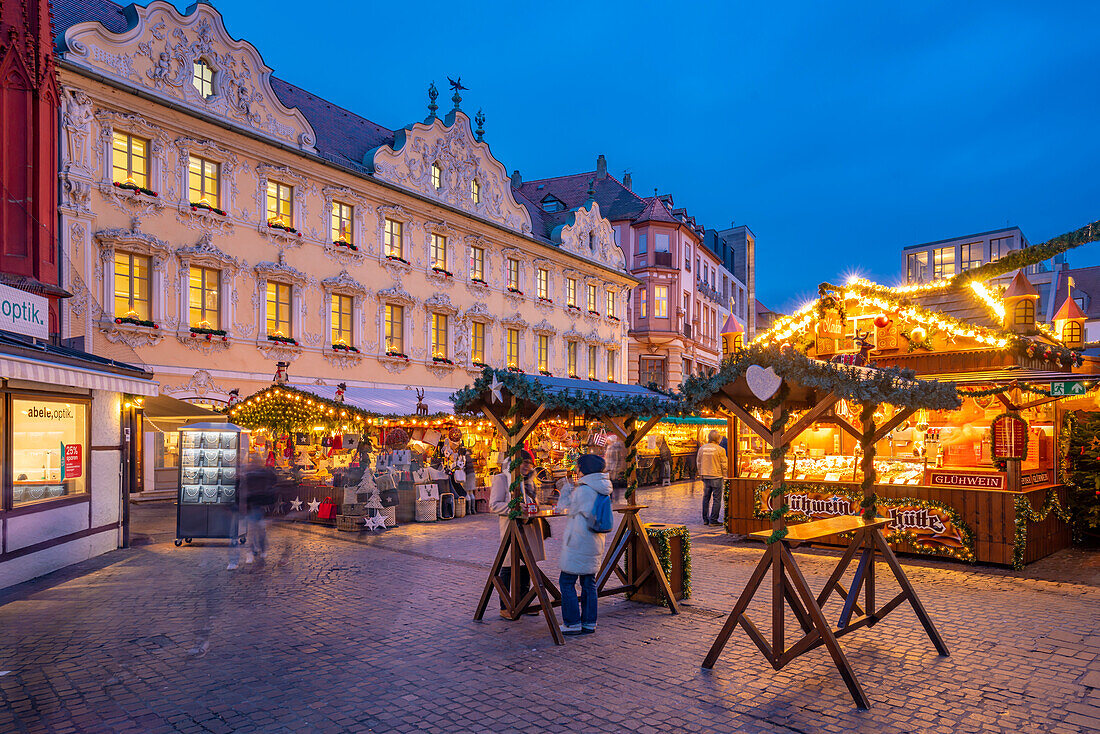 Blick auf den Weihnachtsmarkt und das Falkenhaus am Oberen Markt in der Abenddämmerung, Würzburg, Bayern, Deutschland, Europa