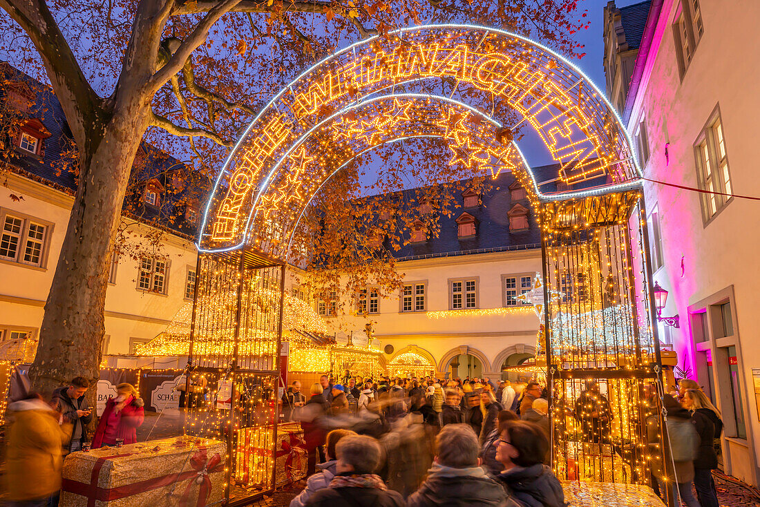 Blick auf den Weihnachtsmarkt auf dem Willi-Horter-Platz in der historischen Altstadt zu Weihnachten, Koblenz, Rheinland-Pfalz, Deutschland, Europa