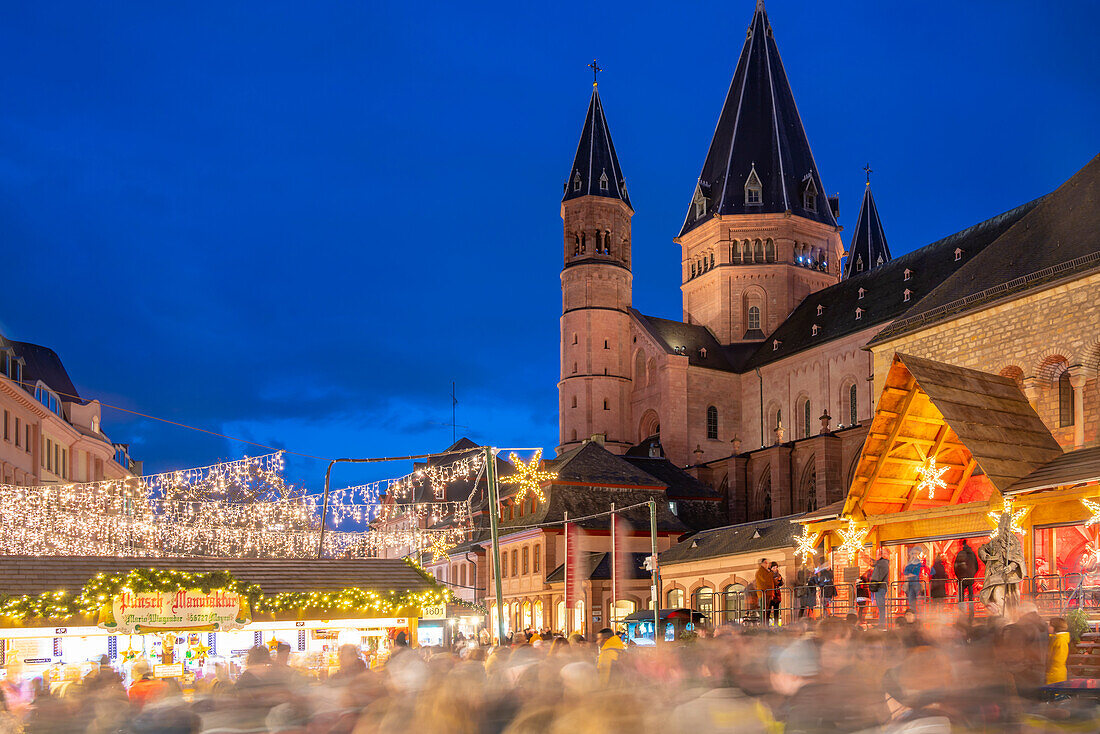 Blick auf den Weihnachtsmarkt und den Dom am Domplatz, Mainz, Rheinland-Pfalz, Deutschland, Europa