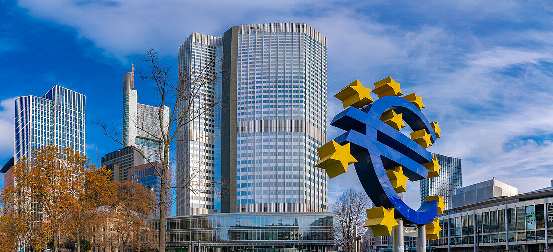 Blick auf die Skyline des Finanzviertels und die Euro-Skulptur, Willy-Brandt-Platz, Frankfurt am Main, Hessen, Deutschland, Europa