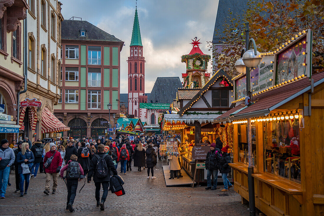 Blick auf den Weihnachtsmarkt mit Römerbergplatz im Hintergrund, Liebfrauenberg, Frankfurt am Main, Hessen, Deutschland, Europa