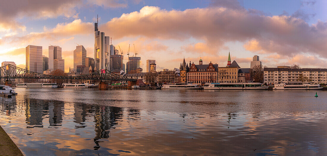 Blick auf die Skyline der Stadt und den Main bei Sonnenuntergang, Frankfurt am Main, Hessen, Deutschland, Europa