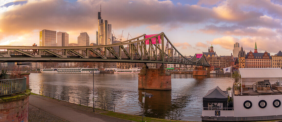 Blick auf Stadtsilhouette, Main und Eiserner Steg bei Sonnenuntergang, Frankfurt am Main, Hessen, Deutschland, Europa