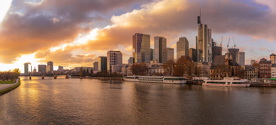 Blick auf Stadtsilhouette und Main bei Sonnenuntergang, Frankfurt am Main, Hessen, Deutschland, Europa