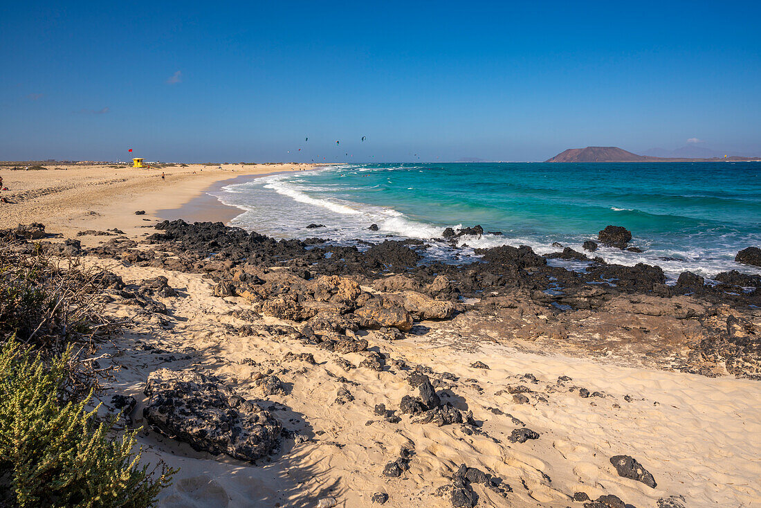 Blick auf den Strand und den Atlantischen Ozean, Corralejo Naturpark, Fuerteventura, Kanarische Inseln, Spanien, Atlantik, Europa