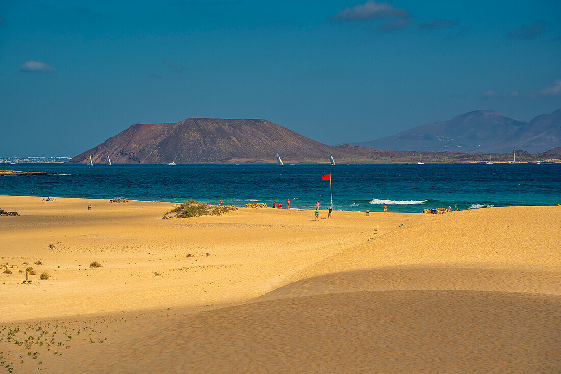 Blick auf den Strand, die Insel Lobos und den Atlantischen Ozean an einem sonnigen Tag, Naturpark Corralejo, Fuerteventura, Kanarische Inseln, Spanien, Atlantik, Europa