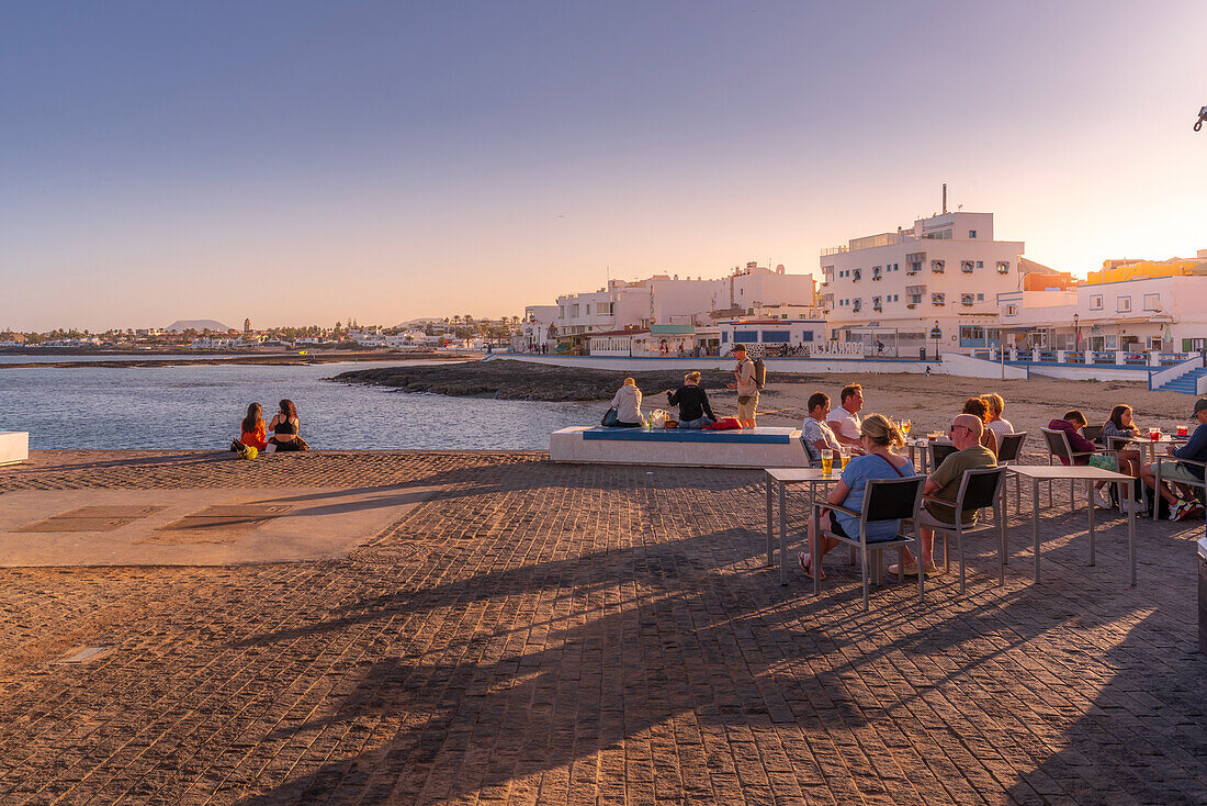 Blick auf Strand und Bars an einem sonnigen Tag, Corralejo, Fuerteventura, Kanarische Inseln, Spanien, Atlantik, Europa