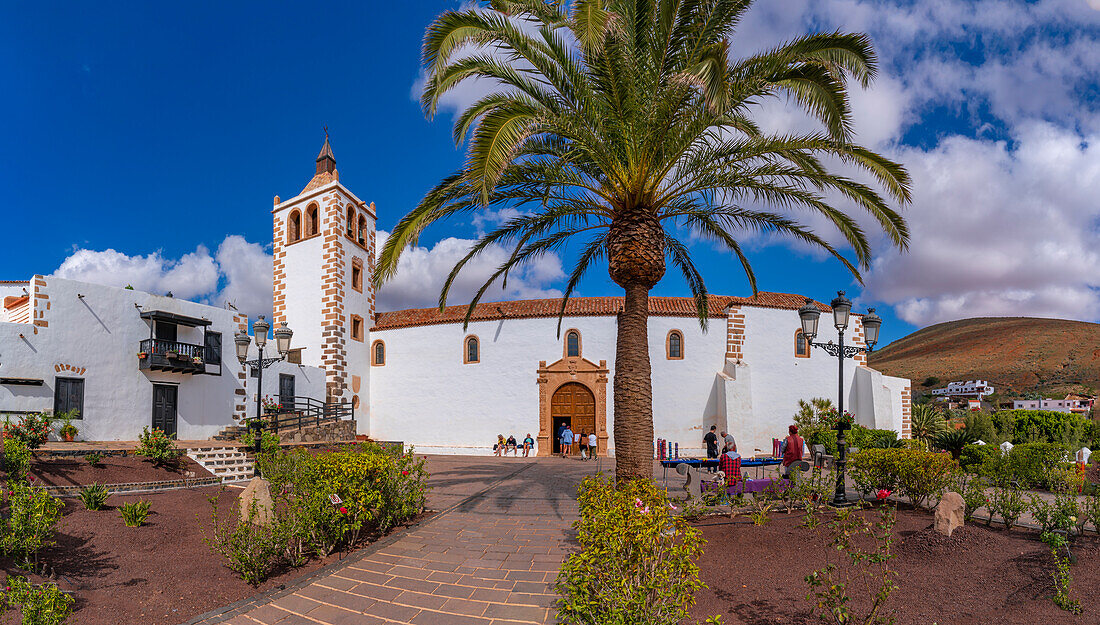 Blick auf die Iglesia de Santa Maria de Betancuria, Betancuria, Fuerteventura, Kanarische Inseln, Spanien, Atlantik, Europa