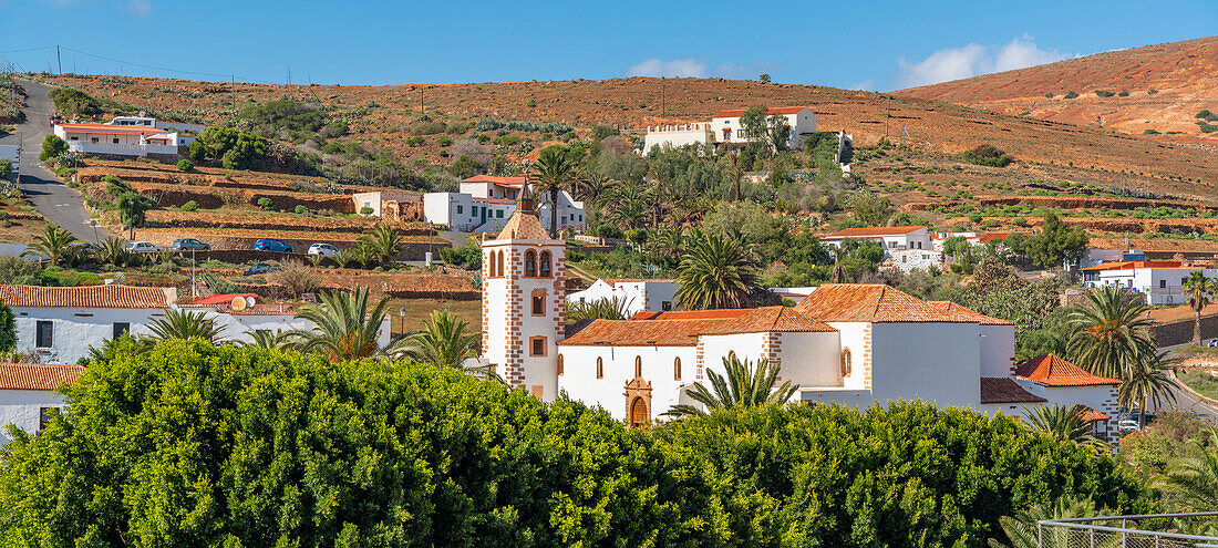 Blick auf die Iglesia de Santa Maria de Betancuria von einer Position oberhalb der Stadt, Betancuria, Fuerteventura, Kanarische Inseln, Spanien, Atlantik, Europa