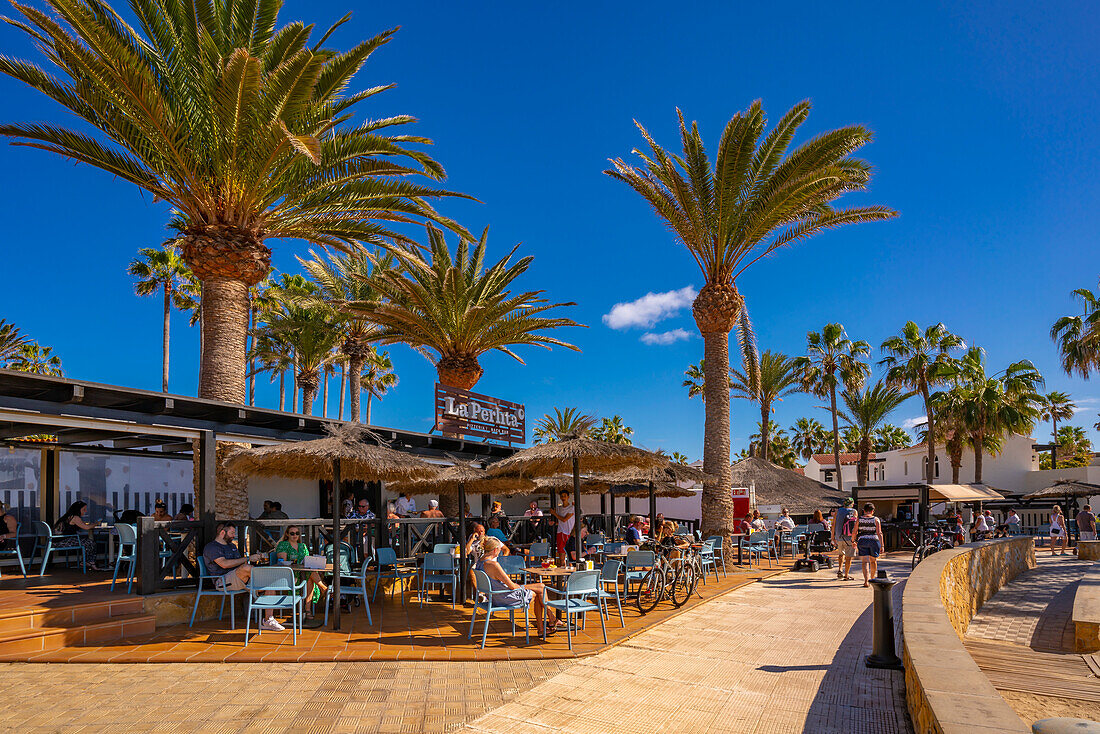 Blick auf die Cafés und Bars am Strand Playa del Castillo in Castillo Caleta de Fuste, Fuerteventura, Kanarische Inseln, Spanien, Atlantik, Europa