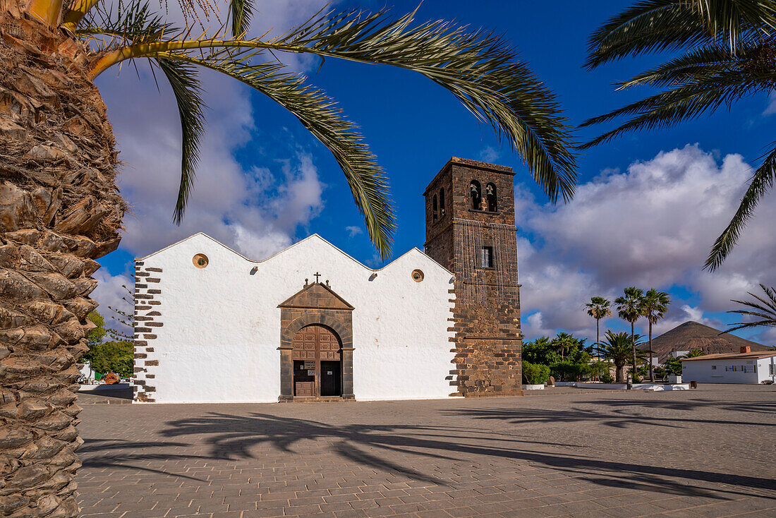 Blick auf die Kirche Our Lady of La Candelaria an einem sonnigen Tag, La Oliva, Fuerteventura, Kanarische Inseln, Spanien, Atlantik, Europa