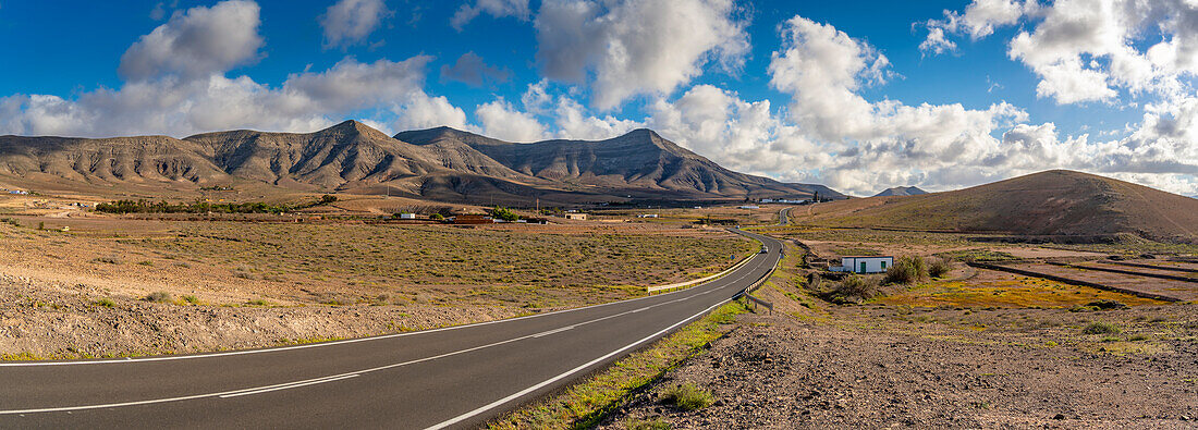Blick auf kurvenreiche Straße und Landschaft bei Antigua, Antigua, Fuerteventura, Kanarische Inseln, Spanien, Atlantik, Europa