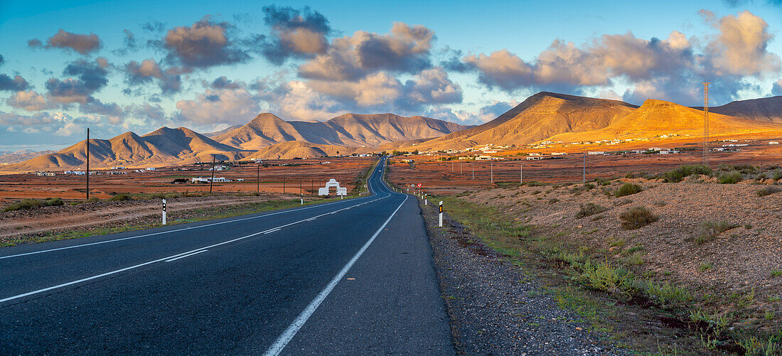 Blick auf Straße und Landschaft bei Antigua, Antigua, Fuerteventura, Kanarische Inseln, Spanien, Atlantik, Europa