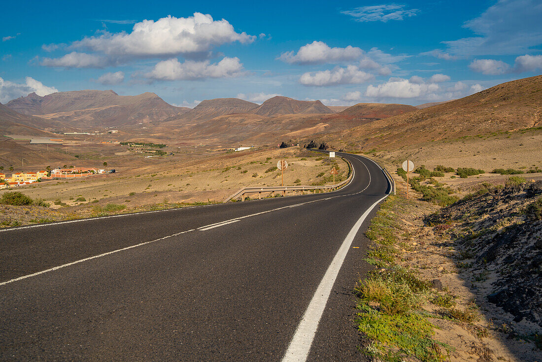 Blick auf Straße, Landschaft und Berge bei La Pared, La Pared, Fuerteventura, Kanarische Inseln, Spanien, Atlantik, Europa