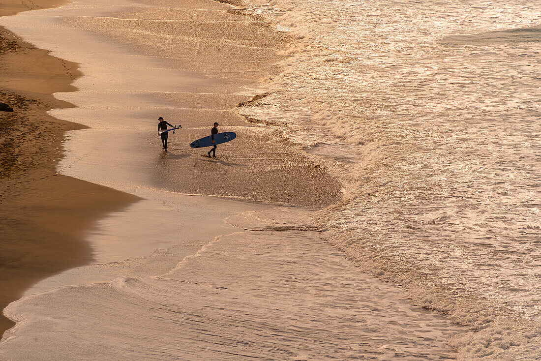 Blick auf Surfer am Playa del Viejo Reyes von Punta del Loco, La Pared, Fuerteventura, Kanarische Inseln, Spanien, Atlantik, Europa