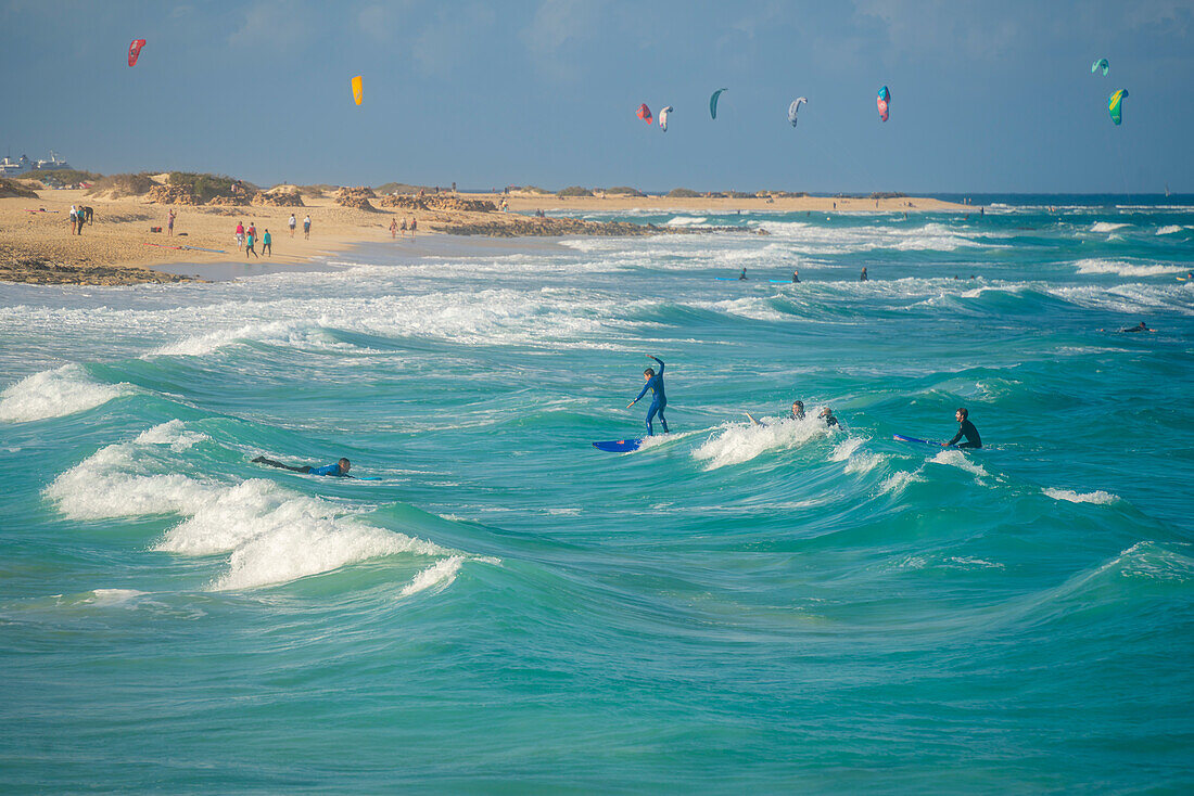 Blick auf Surfer und den Atlantischen Ozean, Corralejo Naturpark, Fuerteventura, Kanarische Inseln, Spanien, Atlantik, Europa