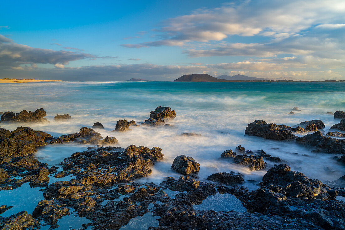 Blick auf den Strand und den Atlantik bei Sonnenaufgang, Corralejo Naturpark, Fuerteventura, Kanarische Inseln, Spanien, Atlantik, Europa