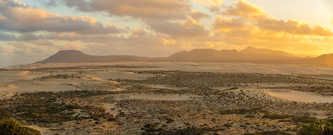 Blick auf Sanddünen und Berge bei Sonnenuntergang, Corralejo Naturpark, Fuerteventura, Kanarische Inseln, Spanien, Atlantik, Europa