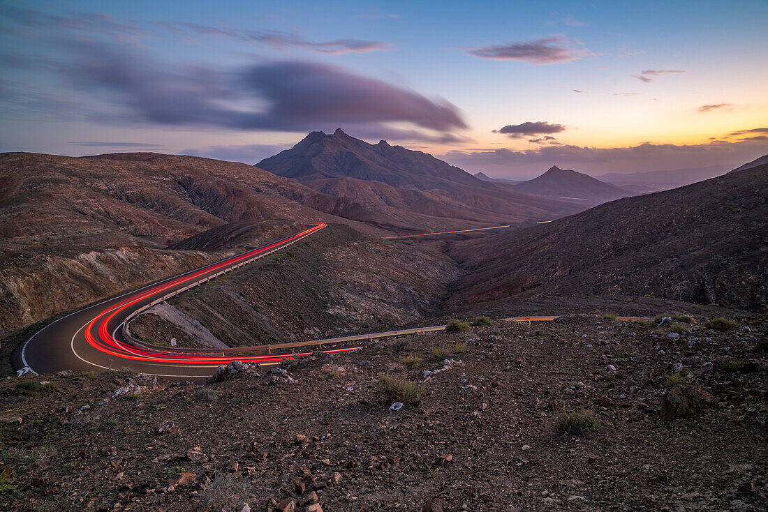 Blick auf Straßenbeleuchtung und Berge vom Astronomischen Aussichtspunkt Sicasumbre in der Abenddämmerung, Pajara, Fuerteventura, Kanarische Inseln, Spanien, Atlantik, Europa