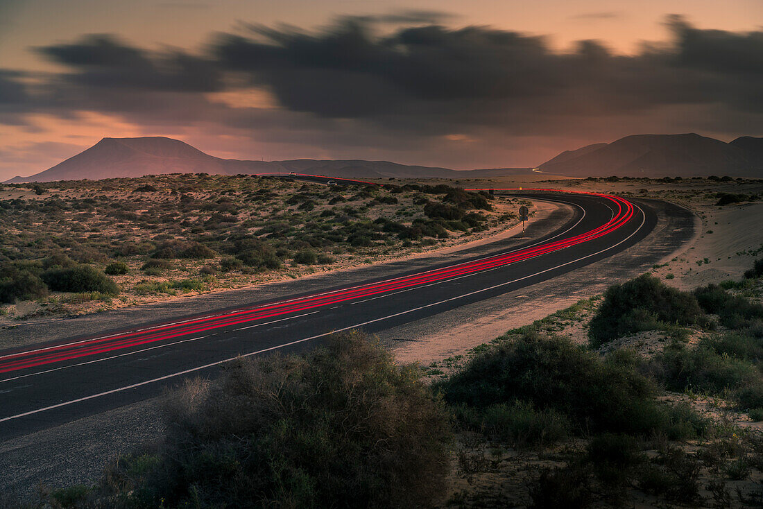 Blick auf Lichterketten, Sanddünen und Berge in der Abenddämmerung, Corralejo Naturpark, Fuerteventura, Kanarische Inseln, Spanien, Atlantik, Europa