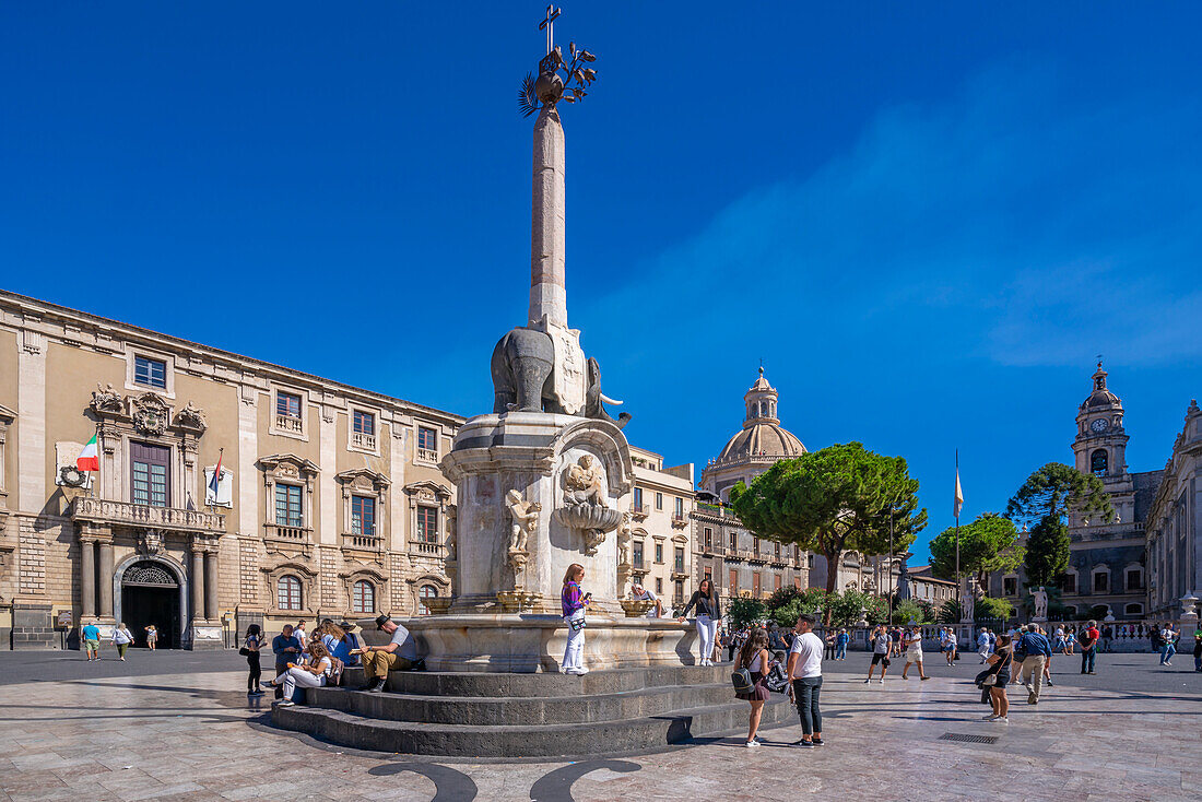 Blick auf den Elefantenbrunnen und die Chiesa della Badia di Sant'Agata, Piazza Duomo, Catania, Sizilien, Italien, Mittelmeer, Europa