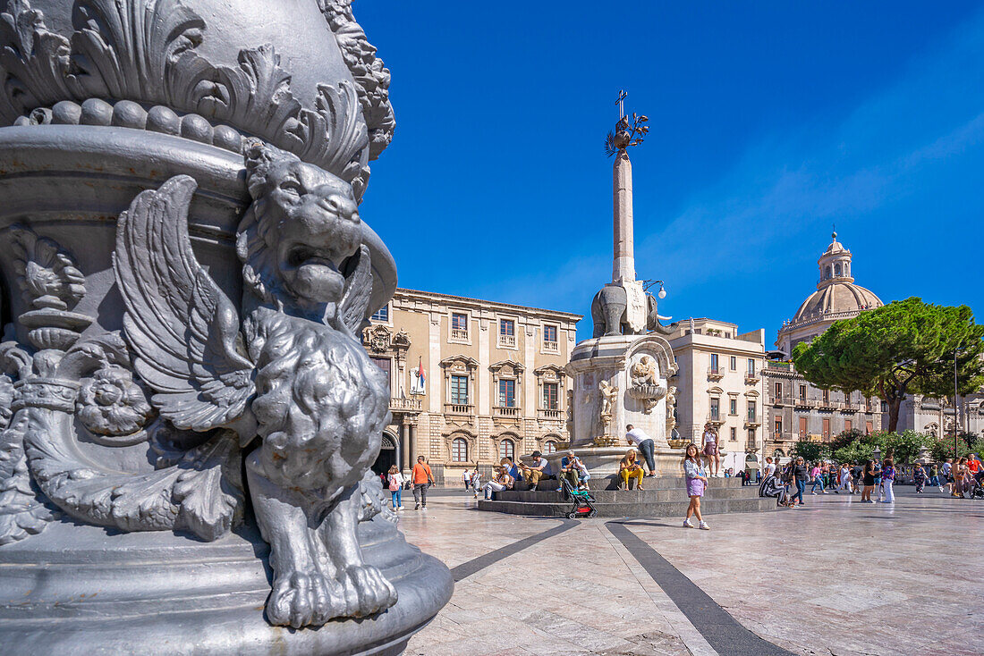Blick auf den Elefantenbrunnen und die Chiesa della Badia di Sant'Agata, Piazza Duomo, Catania, Sizilien, Italien, Mittelmeerraum, Europa