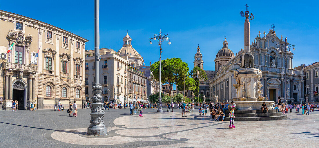 Blick auf den Dom di Sant'Agata und die Chiesa della Badia di Sant'Agata, Piazza Duomo, Catania, Sizilien, Italien, Mittelmeer, Europa