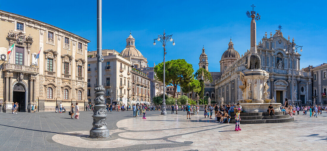 View of Duomo di Sant'Agata and Chiesa della Badia di Sant'Agata, Piazza Duomo, Catania, Sicily, Italy, Mediterranean, Europe