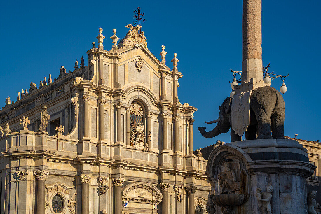 Blick auf den Dom di Sant'Agata und den Elefantenbrunnen, Piazza Duomo, Catania, Sizilien, Italien, Mittelmeer, Europa