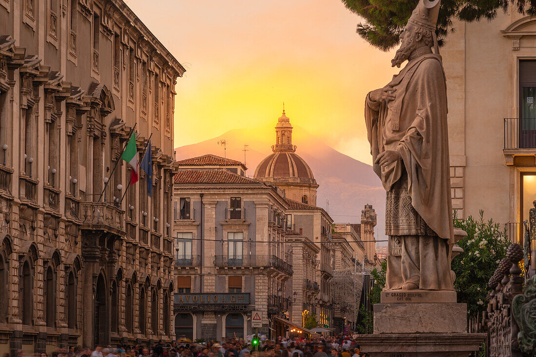 Blick auf die Piazza Duomo und den Ätna im Hintergrund bei Sonnenuntergang, Catania, Sizilien, Italien, Mittelmeer, Europa