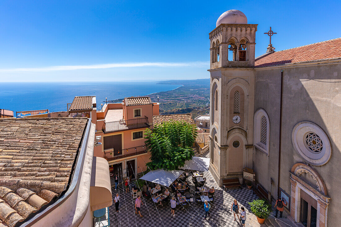 Blick auf die Kirche des Heiligen Nikolaus von Bari und die Piazza Chiesa Madre in Castelmola, Taormina, Sizilien, Italien, Mittelmeer, Europa