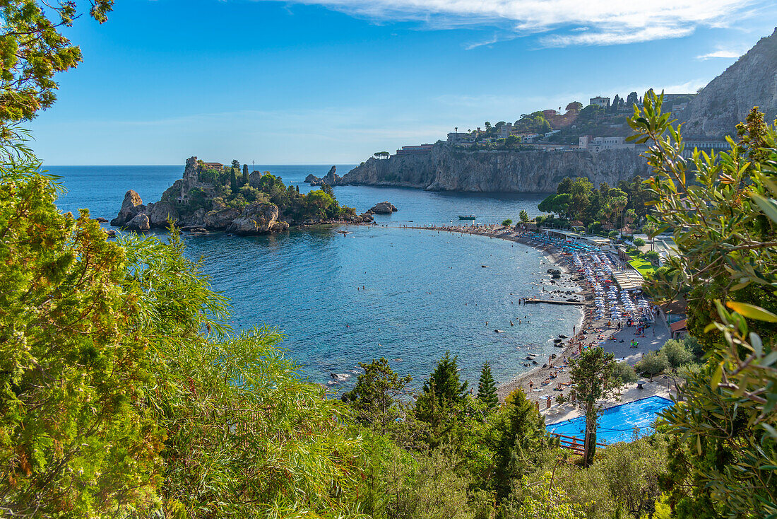 Blick auf die Isola Bella und den Strand an einem sonnigen Tag, Mazzaro, Taormina, Sizilien, Italien, Mittelmeer, Europa