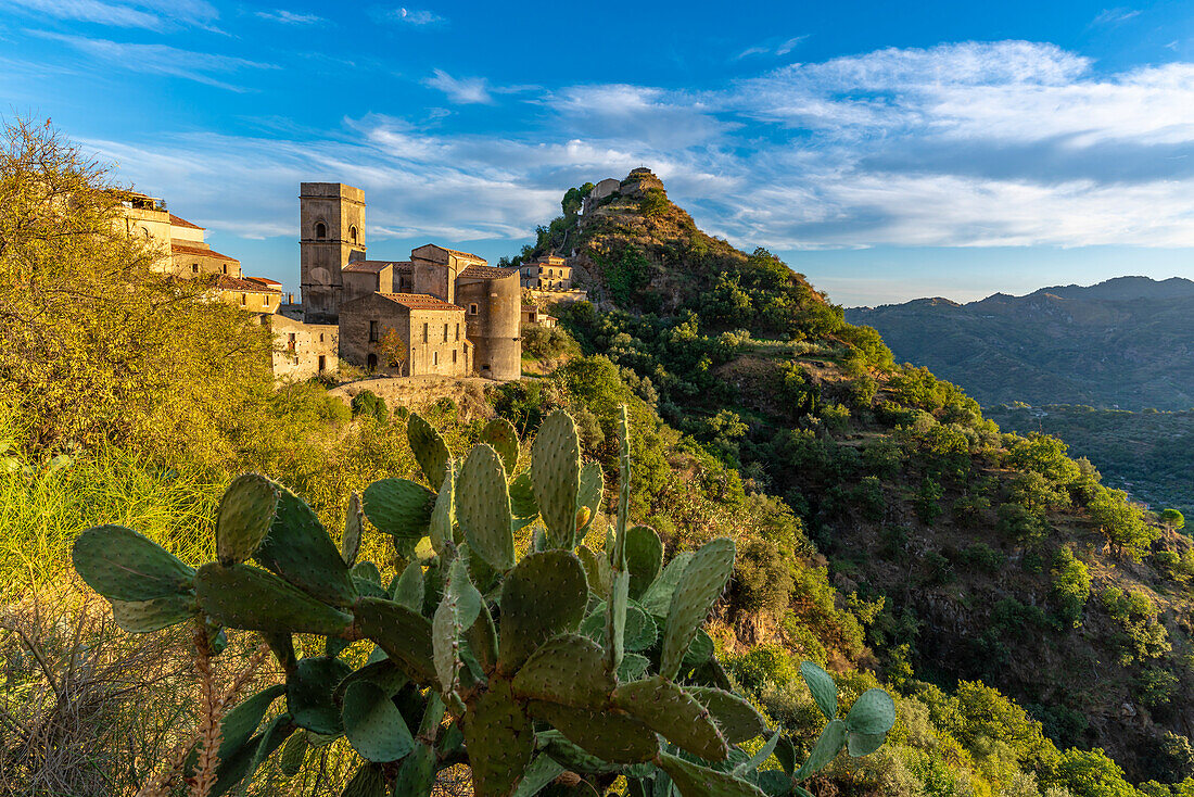 Blick auf die Kirche Chiesa Madre di Savoca bei Sonnenuntergang, Savoca, Messina, Sizilien, Italien, Mittelmeer, Europa