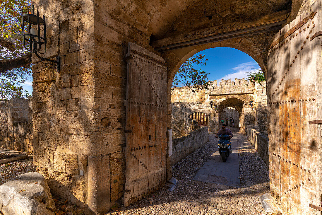 Blick auf das Amboise-Tor, Altstadt von Rhodos, UNESCO-Welterbe, Rhodos, Dodekanes, Griechische Inseln, Griechenland, Europa