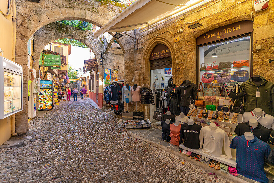 Blick auf Geschäfte in einer Kopfsteinpflasterstraße, Altstadt von Rhodos, UNESCO-Weltkulturerbe, Rhodos, Dodekanes, Griechische Inseln, Griechenland, Europa