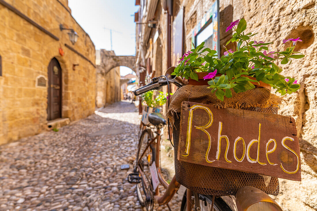 Blick auf das Ortsschild von Rhodos in einer engen Kopfsteinpflasterstraße, Altstadt von Rhodos, UNESCO-Weltkulturerbe, Rhodos, Dodekanes, Griechische Inseln, Griechenland, Europa